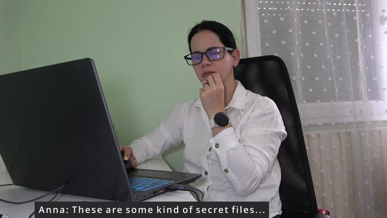 Anna Sky: 美丽的anna羞辱她老板的小鸡巴