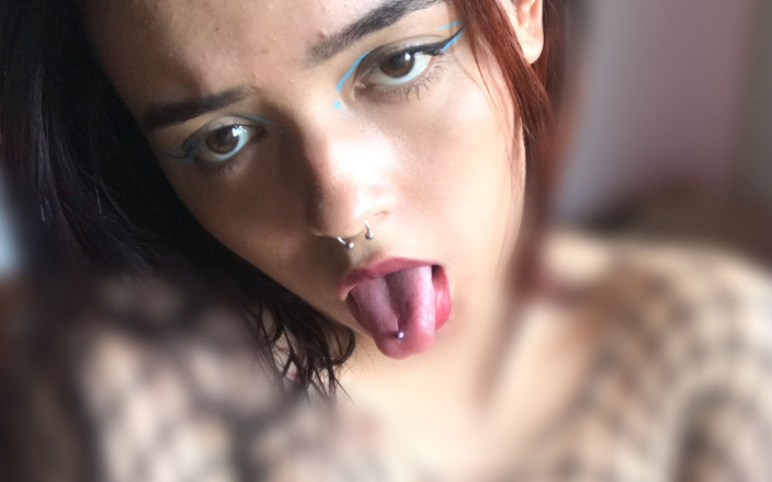 Quixenomm: Una sexy latina formosa prende in giro la sua figa...