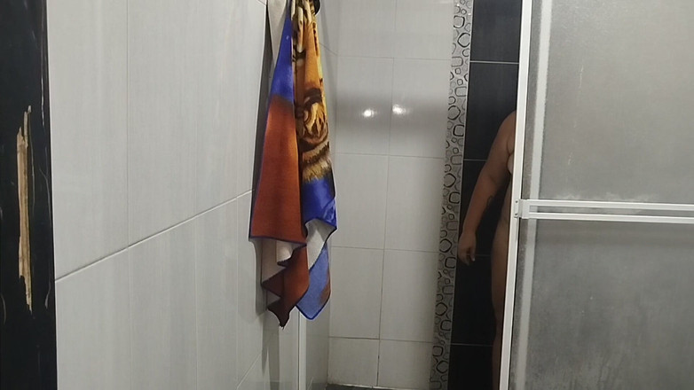 Adribella69: yaşlı adam üvey kızının masumiyetinden faydalanıyor ve evde yalnızken onu banyoda...