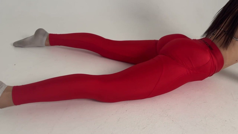 Skinny_lady69: Yoga dengan legging merah ketat