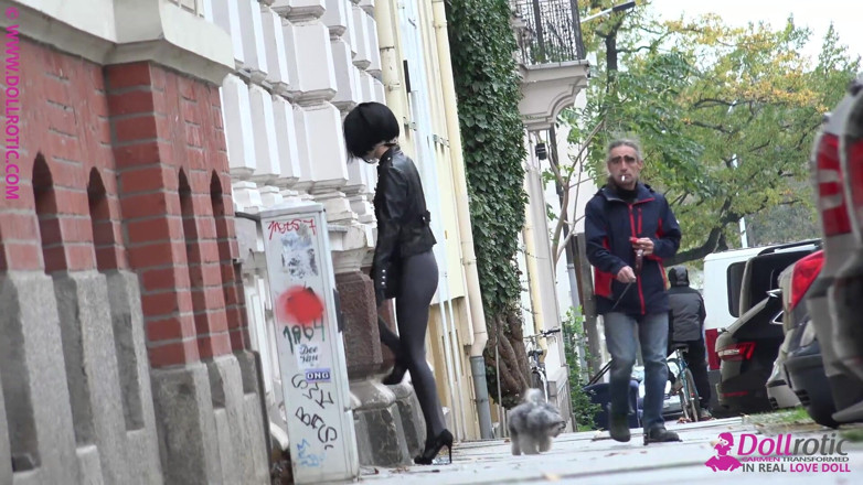 Dollrotic: My Puppet in Public