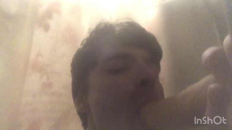 Niko Springs: शॉवर में मेरे डिल्डो के लिए नीचे उतरना और गंदा करना