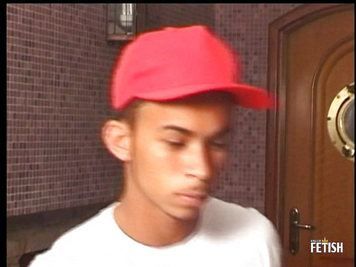 Gay Diaries: Hubený doručovatel je ošukaný do zadku svalnatým gayem s velkým...