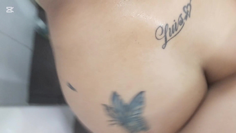 Balboafit2: Ich sehe die neue freundin meines stiefvaters, während sie badet...