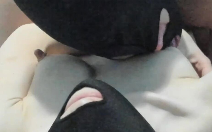 Angel Sky69: Můj přítel olizuje moje prsa a potěší moji bradavku smyslně