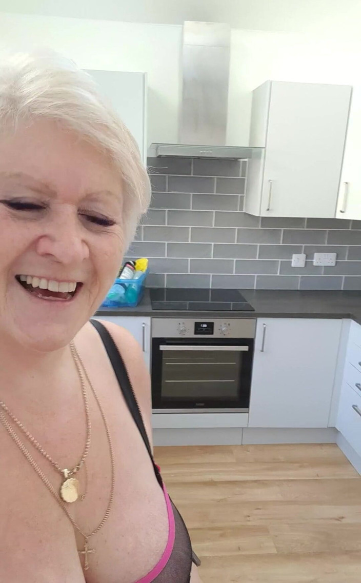 Uk Joolz: 나는 내 새로운 집에 내 열쇠를 가지고, 내가 주위에 보여 줄 수 있습니다. 나는 물론 내 속옷에 있어!