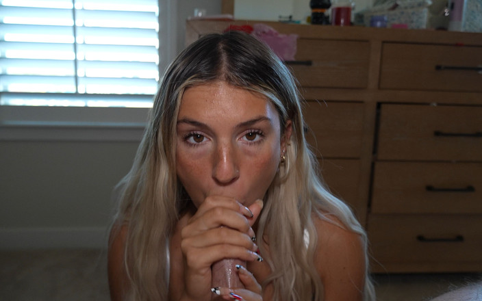 Ambie Bambii: College-freundin Bekommt Ihr Gesicht Mit Sperma Bedeckt!