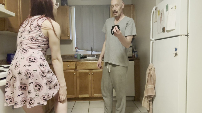 EmoDream1998: Sıska genç üvey kız dışarıda bir gece geçirdikten sonra eve geç...