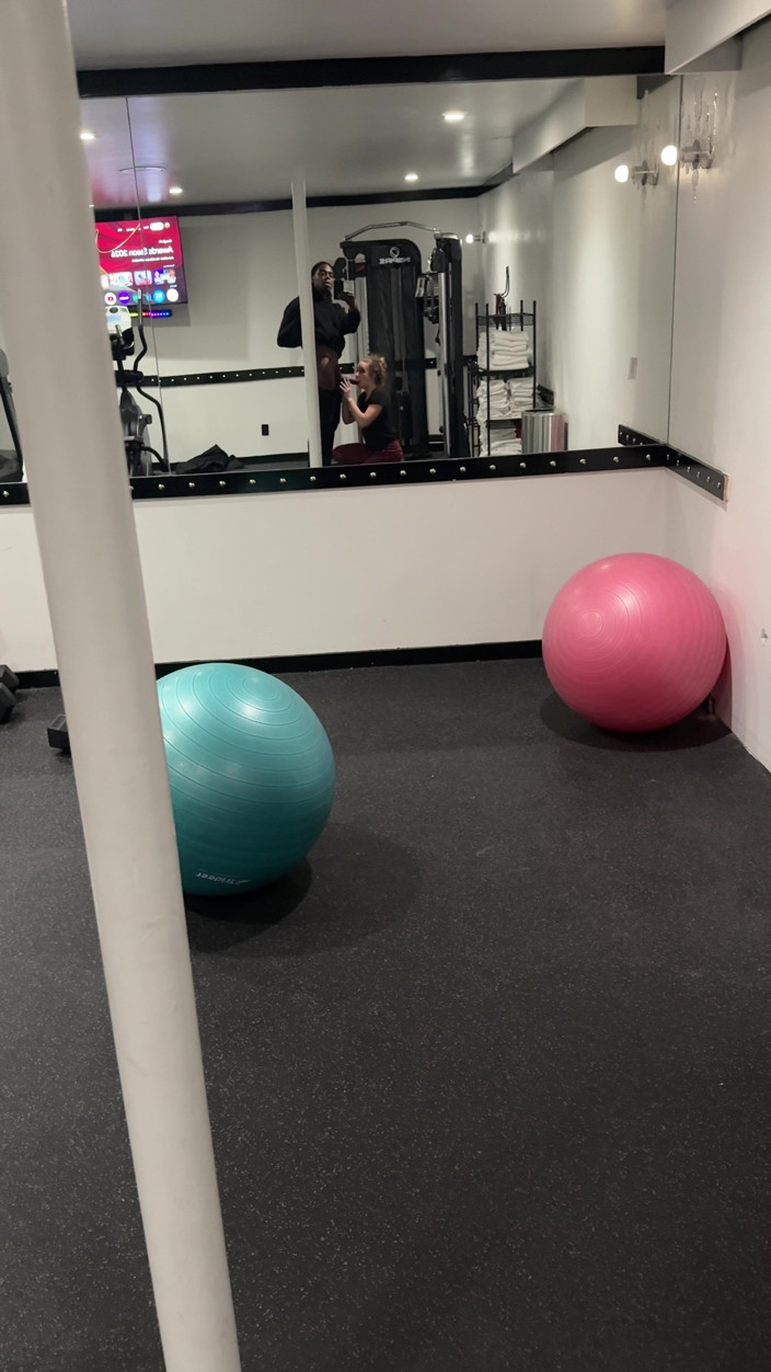 TrixieLove: Scopata veloce in palestra subdola! Grande cazzo nero allena la...