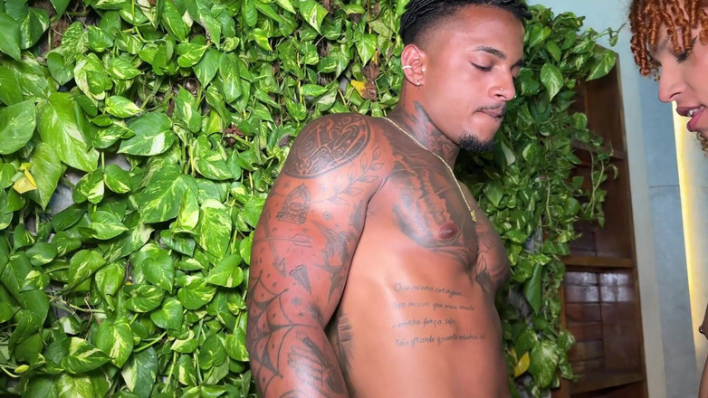 Slutty boys TS: Ho soddisfatto il desiderio del travestito con un uomo nero...