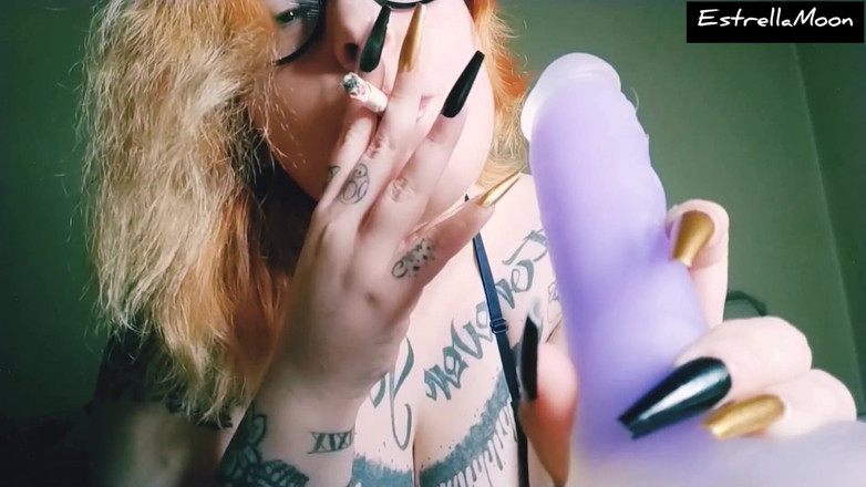 Estrella Steam: 長い爪の赤毛の女の子が葉巻を吸い、煙でいっぱいです