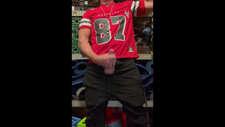 JockDad87: Jockdad87在球衣上喷了一堆标有87号的球衣。