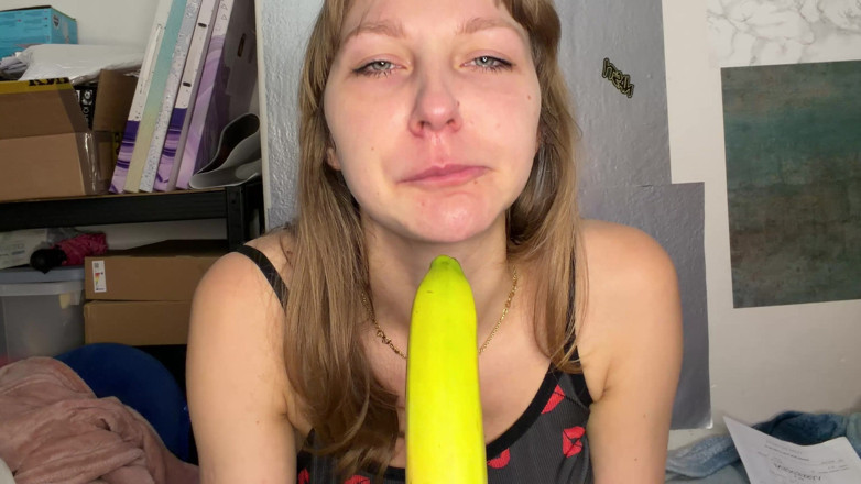 SandraSugar: Banana Blowjob Pleasing the Banana