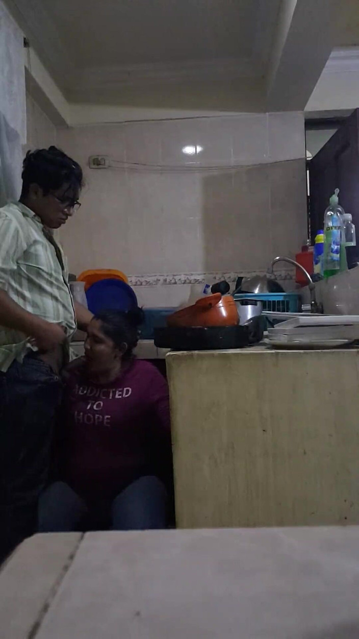 E-Alfa: Šukání a kouření se zaměstnancem v kuchyni