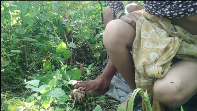 seema: 밭에서 혼자 배다른 여동생을 발견하고 그녀와 섹스를 했습니다.