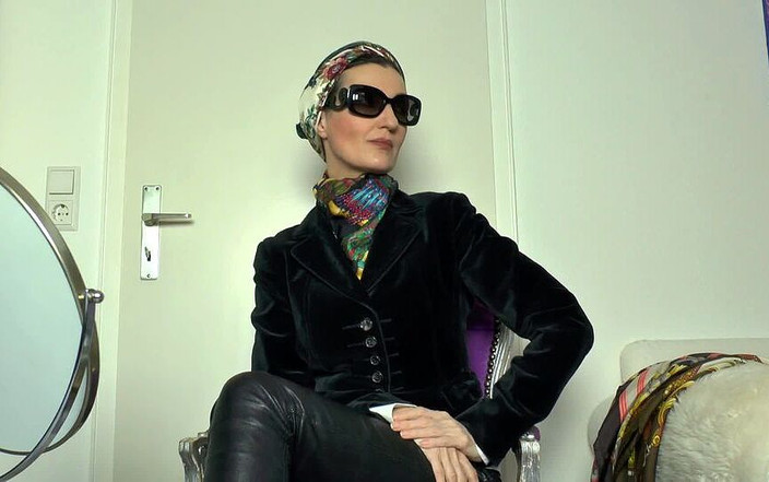 Lady Victoria Valente: Khăn trùm đầu đeo khăn lụa thanh lịch ascot cravat