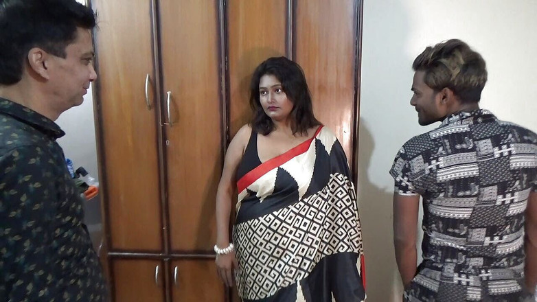 Anjalisingh_sexy: Una esposa india con su marido maduro y un niño,...