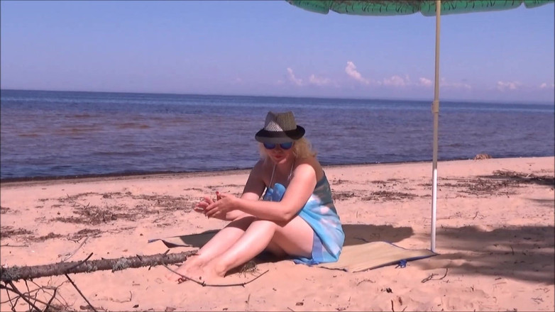 Lady Rose pee pee: Golden Rain 61-pișat în plajă.