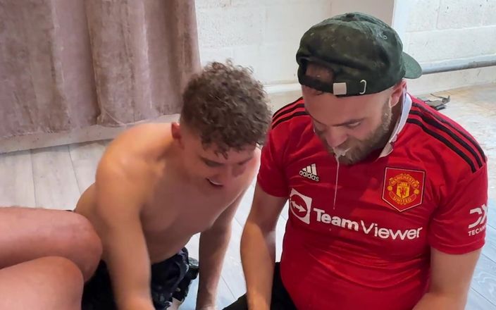 Troy White UK: Homojongens zuigen 2 grote hetero pikken!