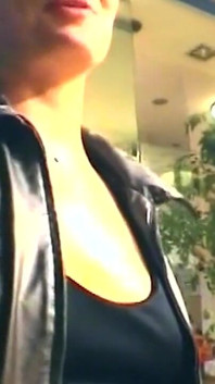 Blonde rijpe feeks diep in keel dildo en doorweekt poesje