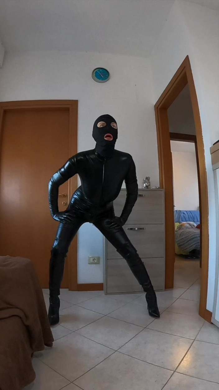 Mature_cunt: Catsuit långa handskar och stövlar poserar