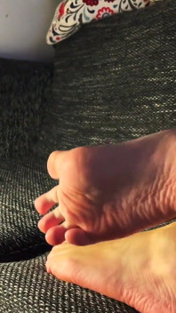 Quítate mis calcetines blancos y disfruta mis pies