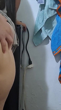 Svádí latinskoamerickou služku s obrovským zadkem a nakonec jdou do prdele