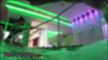 Miss Creamy: 在游泳池水疗中心的一个女孩面前暴露鸡巴，她帮助我射精 - 这非常冒险