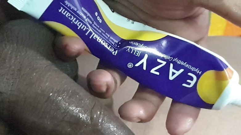 Xujjal: Deshi meeste van grote kok masseert met glijmiddelgel