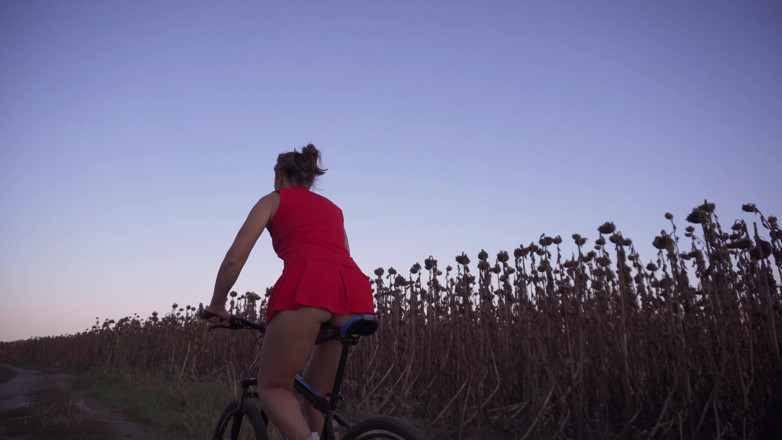 Teasecombo 4K: Una calda cavalcata in bicicletta sotto la gonna adorazione del...