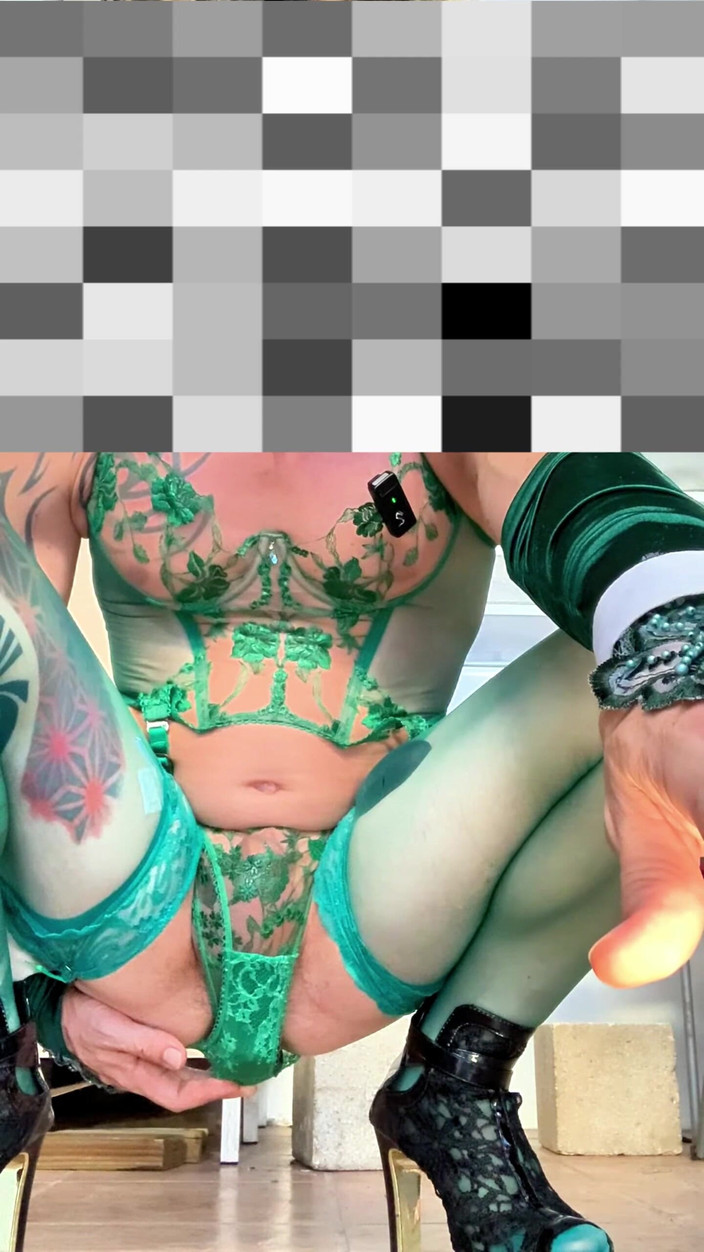 Benito414: Cute Femboy Bardzo seksowna pończocha bielizna pokazująca majtki na zewnątrz