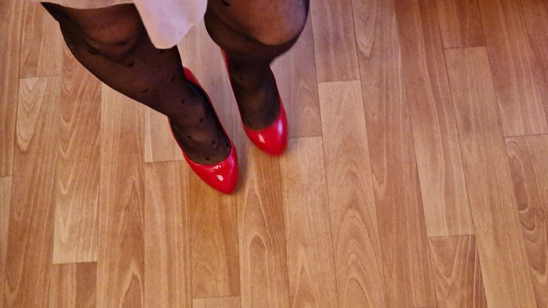 Milosbroz: Trio tumit tinggi seksi, diam-diam berjalan dengan seluar ketat mereka...