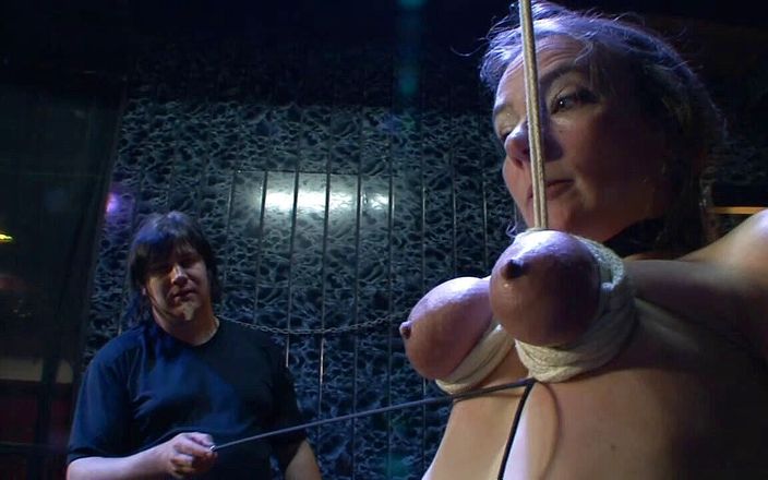 Absolute BDSM films - The original: 羞辱的乳房挤压假阳具插入