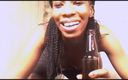 African Beauties: MILF Nikkiez hra s lahví