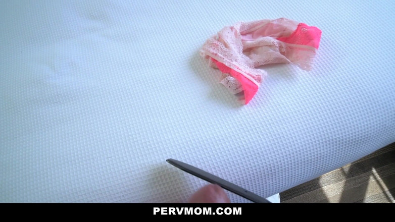 PervMom: İri göğüslü kızıl saçlı üvey annem banyonun kapısını kilitlemeyi unuttu!