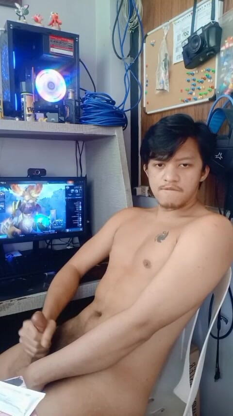 Rent A Gay Productions: Gorący chłopak Pinoy smakuje sam