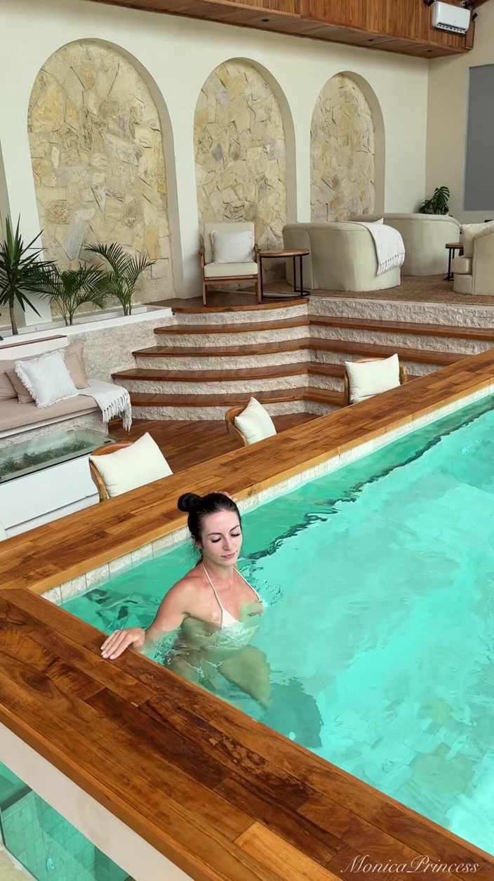 Princess Monica: Chill Day on Villa, trêu chọc trong hồ bơi, vòi...