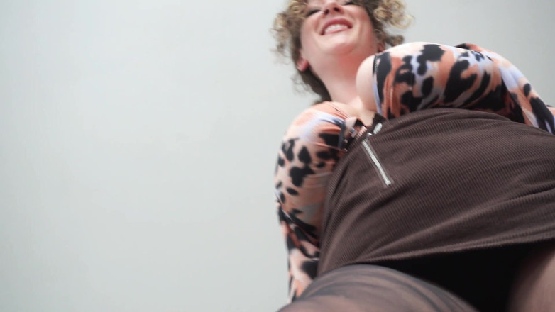 Sasha Curves: 수축된 동료들과 숨바꼭지를 치는 거인들