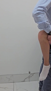 Sesso con una ragazza di 18 anni in bagno alla festa
