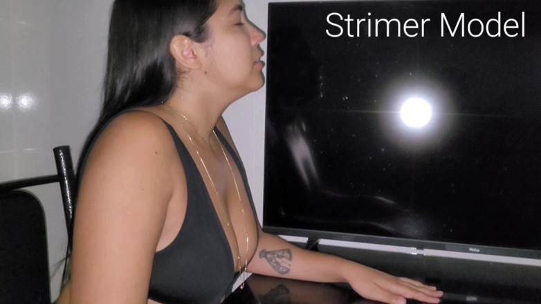 Strimermodel: Sneezing on TV and Mirror