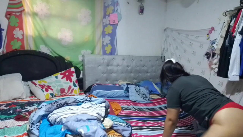 Sexysweet0455: Aku merekam saudara tiriku saat dia mengikat di kamar, pantatnya...
