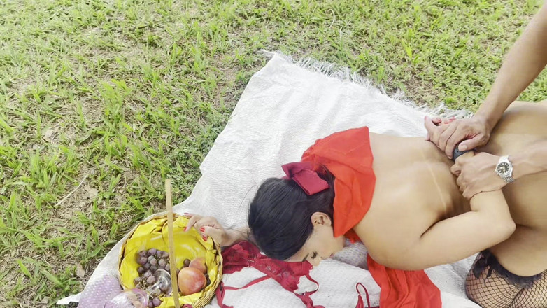 Vivy Marques: शरारती लिटिल राइडिंग हूड लम्बरजैक ईटर से मिलता है और उसे सड़क के बीच में छोड़ देता है