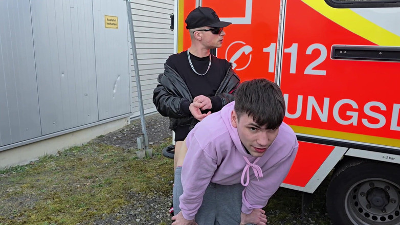 boyzxy212: Mi-am futut curva homosexuală fără prezervativ în parcarea publică - futai riscant în...