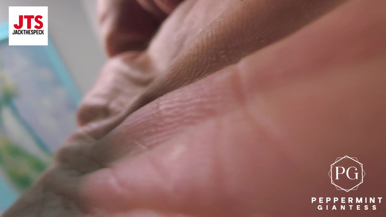 Peppermint Giantess: Dienstmaten pov kleine mannen aanbidden de voeten van reuzin