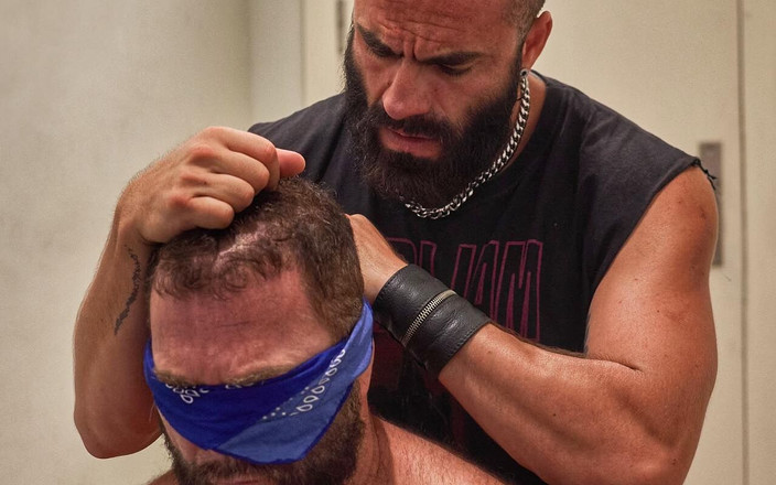 The Bearded Master: Maestro barbudo usa sumiso muscular