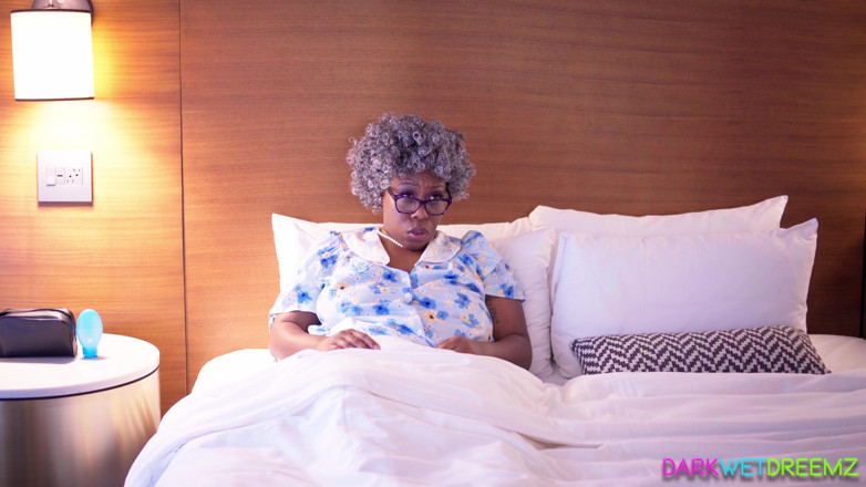 Dark Wet Dreemz: Бабуся трахає нового хлопця