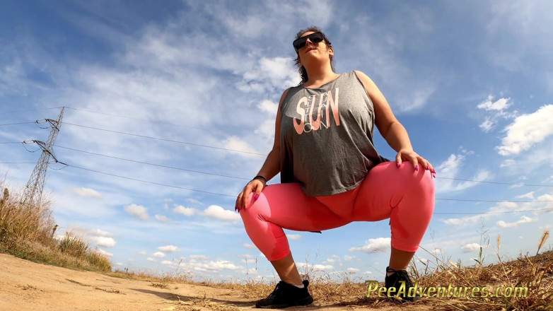 Pee Adventures: Gadis gemuk kencing banyak banget di balik celana ketatnya