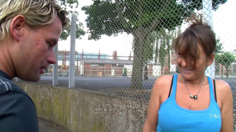 German Full Movies: O curvă de pe stradă suge pula lângă Peretele de...