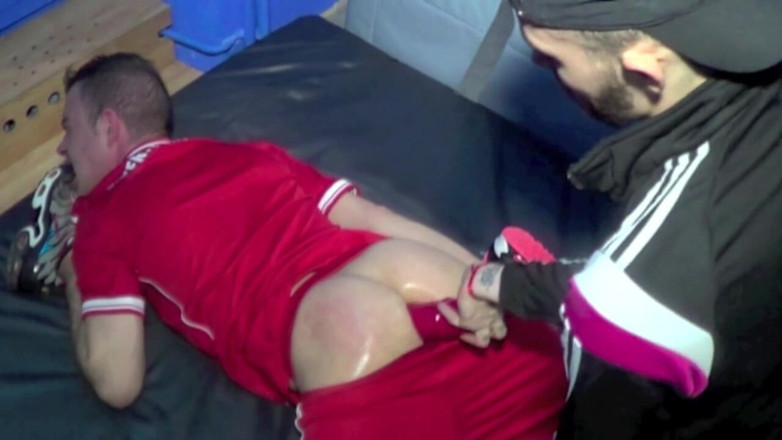 Sneaker gay: فيتيش متطرف في سنيكرز وإخضاع من ولدين شوارعيين