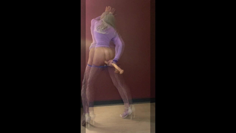 Dominiqueinheels: Vibrator de 23 de inci aproape